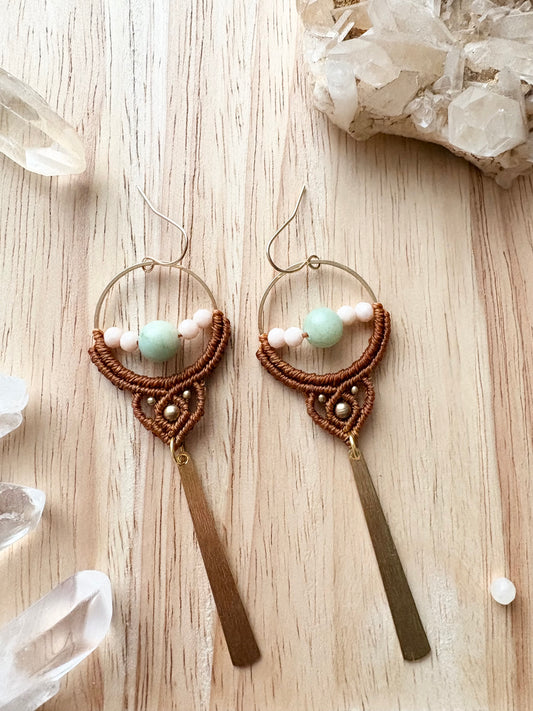 Minted flow - Handgemaakte macramé oorbellen met amazoniet