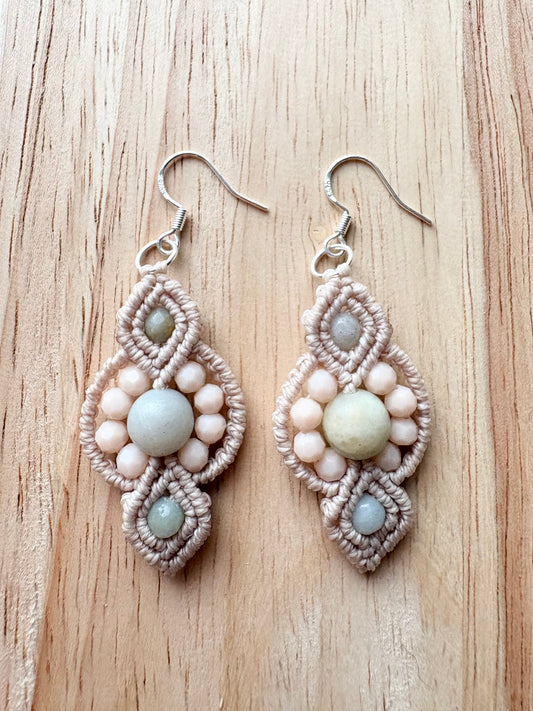 Soft alignment - Handgemaakte macramé oorbellen met amazoniet en zilveren oorhaakjeo