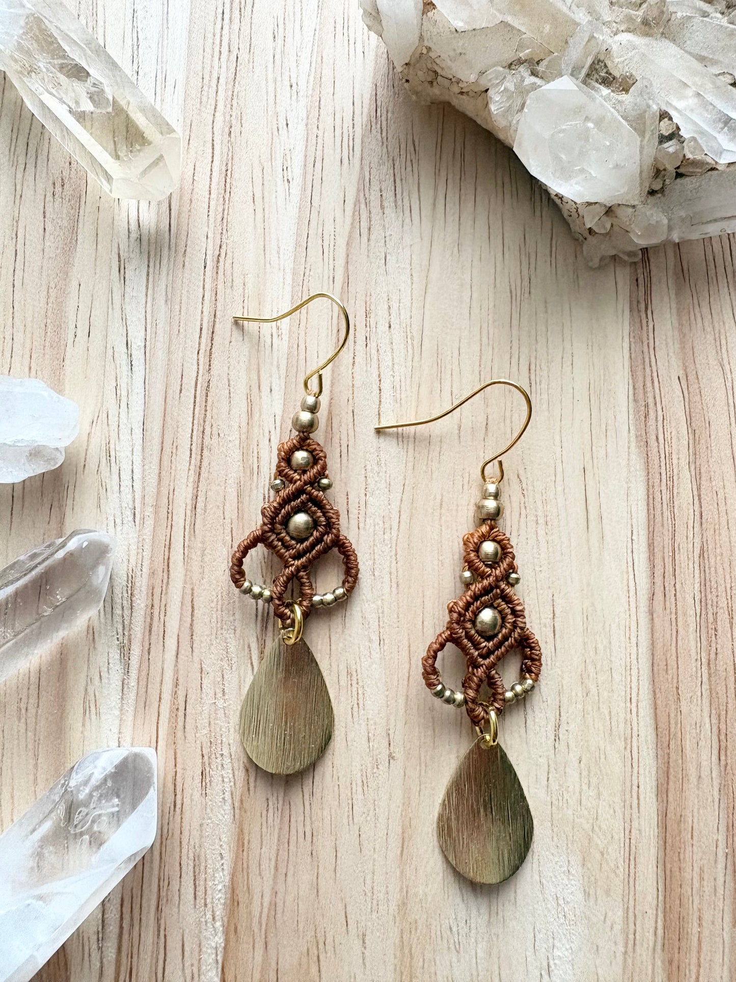 Desert drop - Handgemaakte macramé oorbellen - messing kralen