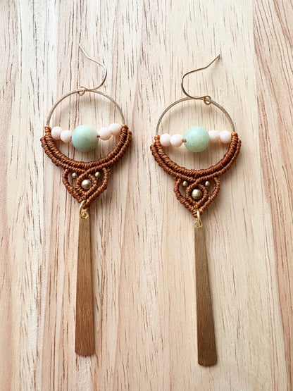 Minted flow - Handgemaakte macramé oorbellen met amazoniet