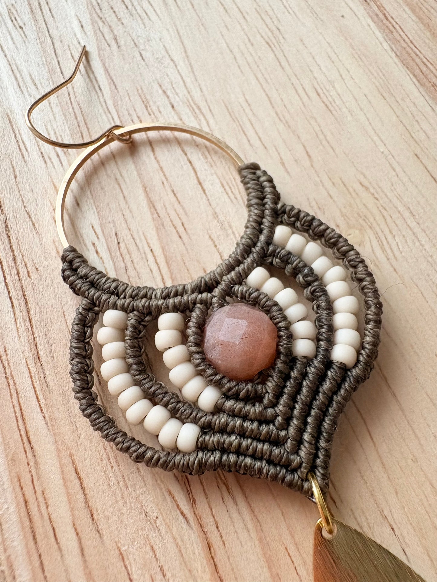 Grounded radiance - handgemaakte macramé oorbellen met zonnesteen en miyuki kralen