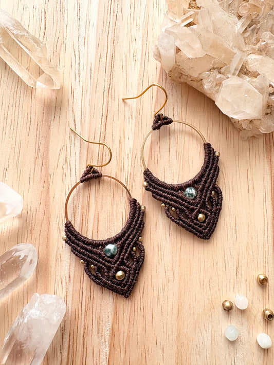 Deeply rooted - handgemaakte macramé oorbellen met boomagaat edelsteen en messing kralen