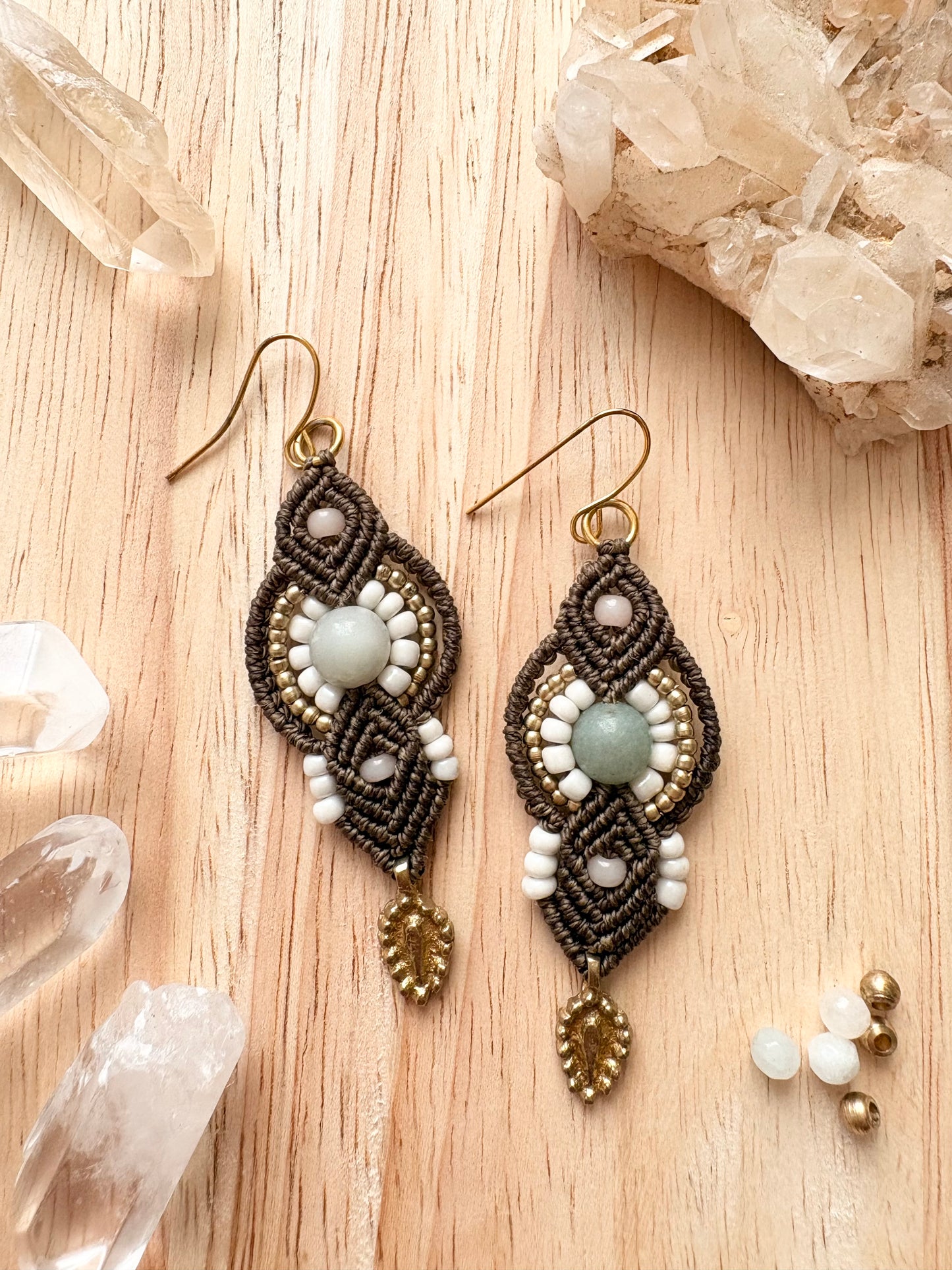 Gentle becoming - handgemaakte macramé oorbellen met amazoniet