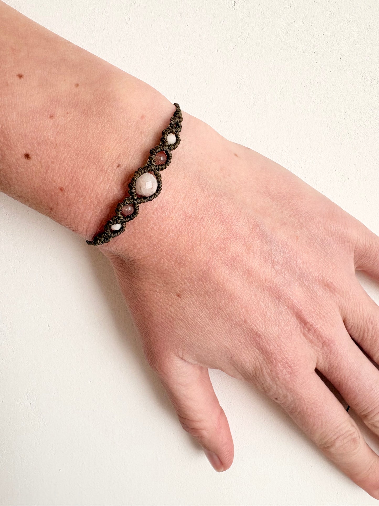 Handgemaakte macramé armband met amazoniet en zonnesteen.