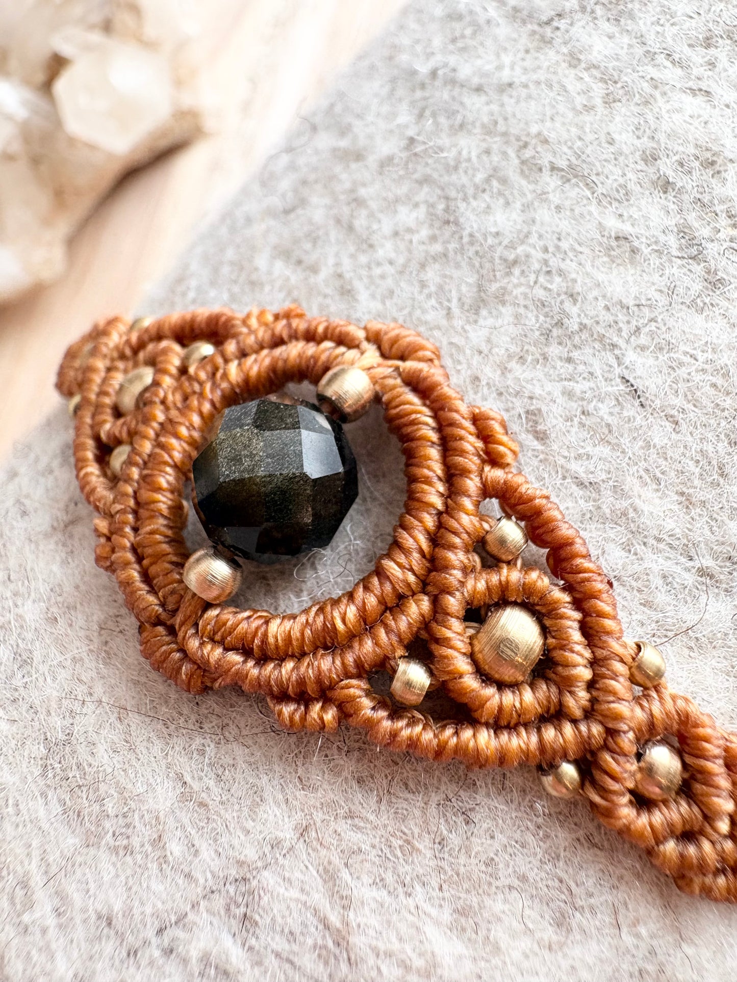 Handgemaakte macramé armband met gouden onyx