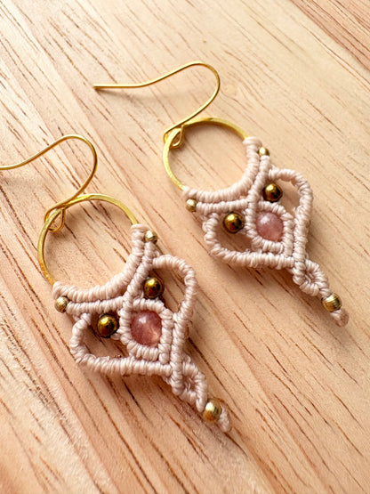 Solar radiance - handgemaakte macramé oorbellen met zonnesteen en hematiet