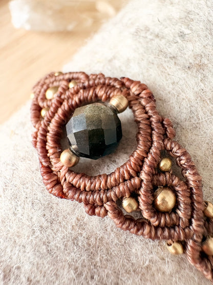 Handgemaakte macramé armband met gouden obsidiaan - bruin