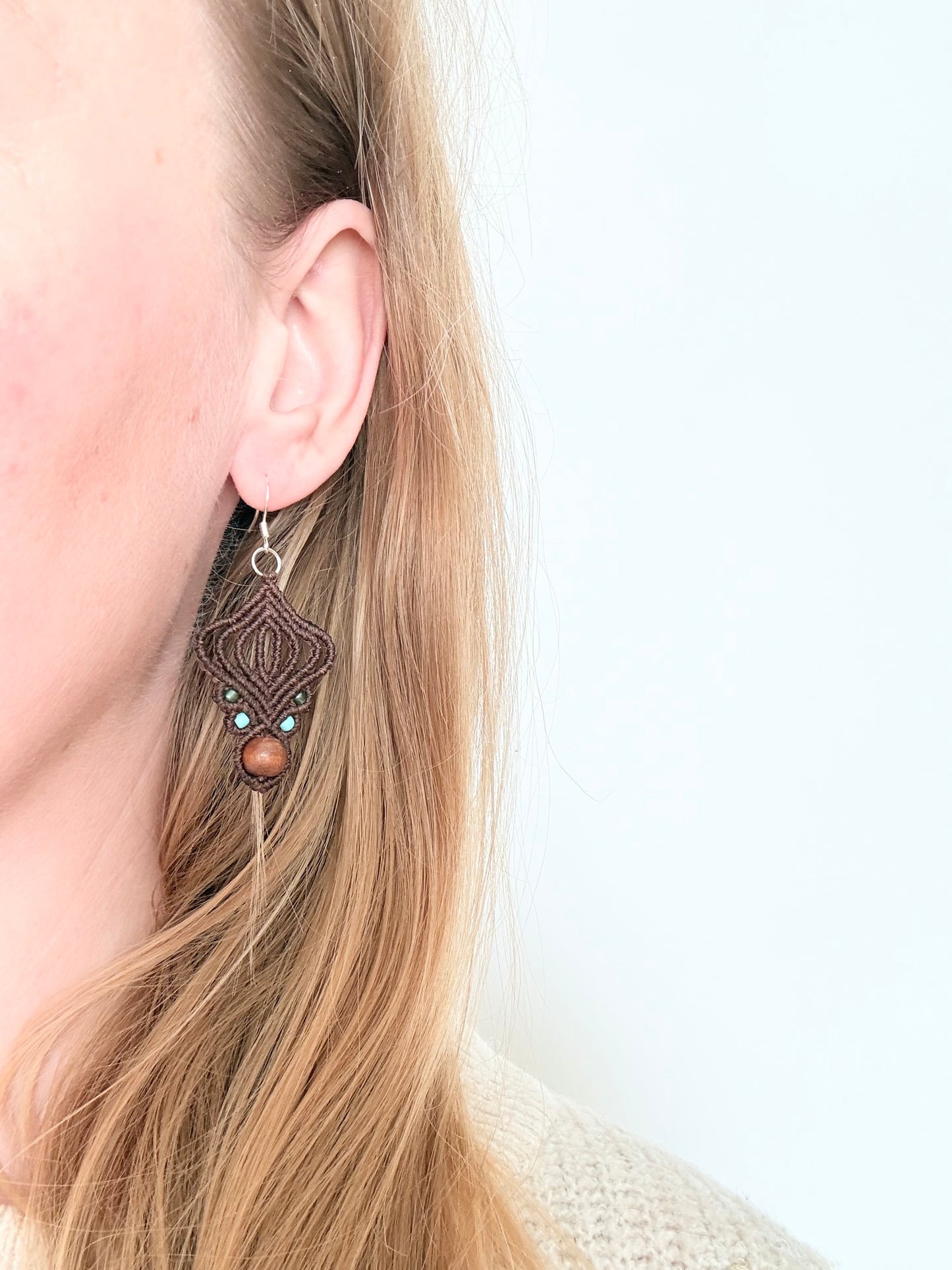 Rooted essence - handgemaakte macramé oorbellen met houten kraal en zilverenoorhaakje