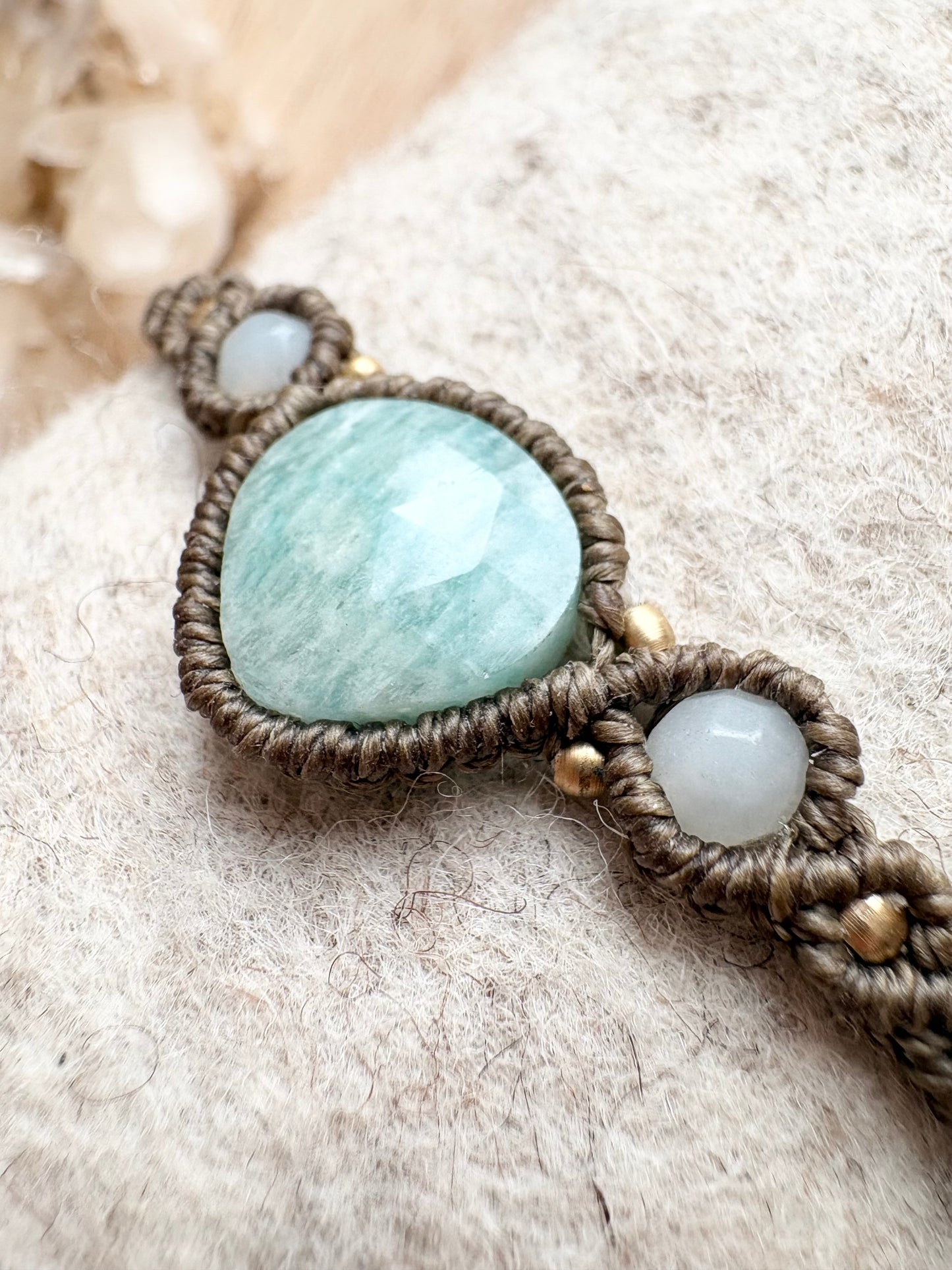 Handgemaakte macramé armband met druppel amazoniet edelsteen
