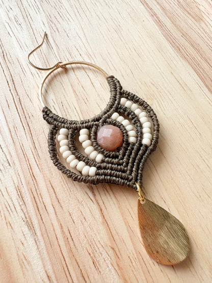 Grounded radiance - handgemaakte macramé oorbellen met zonnesteen en miyuki kralen