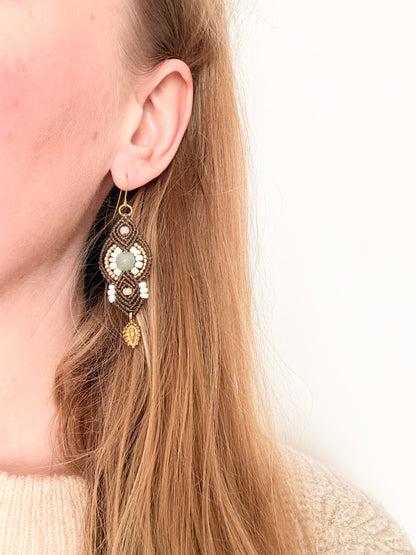 Gentle becoming - handgemaakte macramé oorbellen met amazoniet