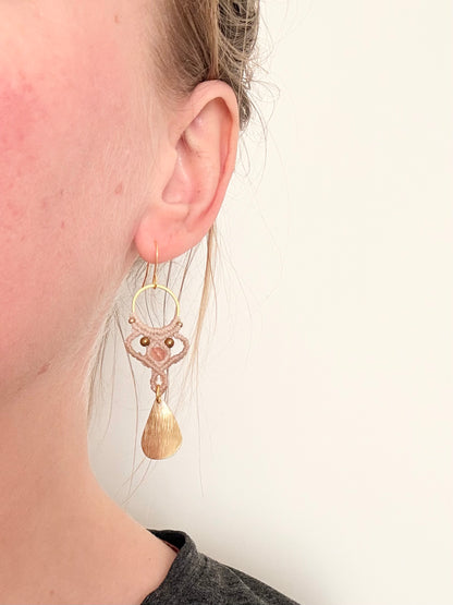 Blush & light - Handgemaakte macramé oorbellen met zonnesteen en hematiet