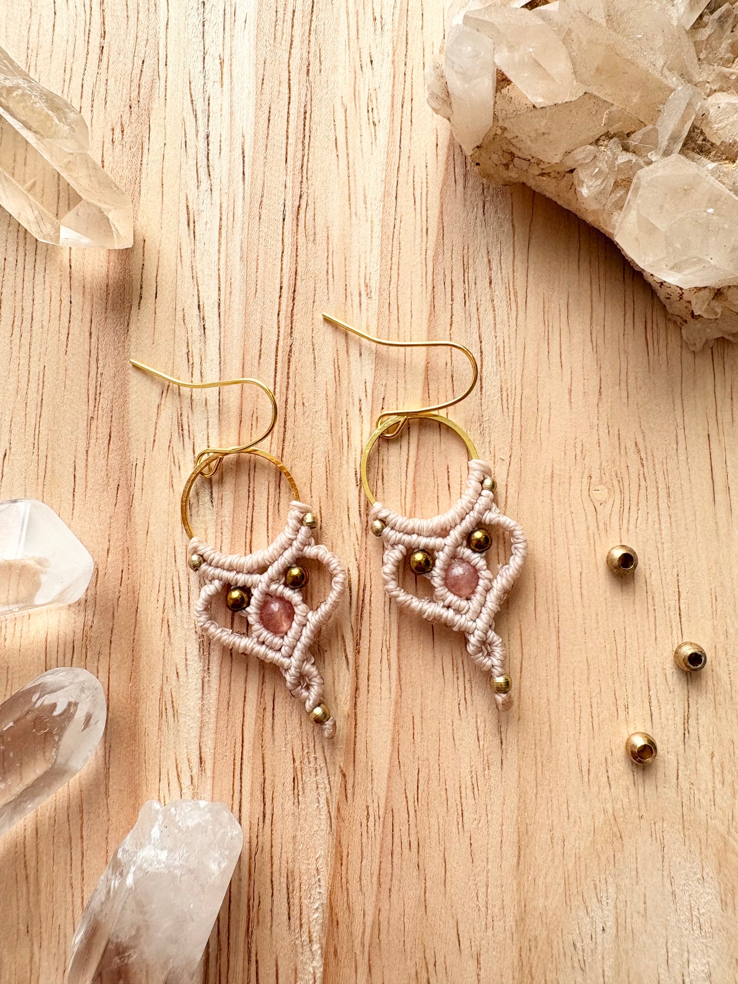 Solar radiance - handgemaakte macramé oorbellen met zonnesteen en hematiet