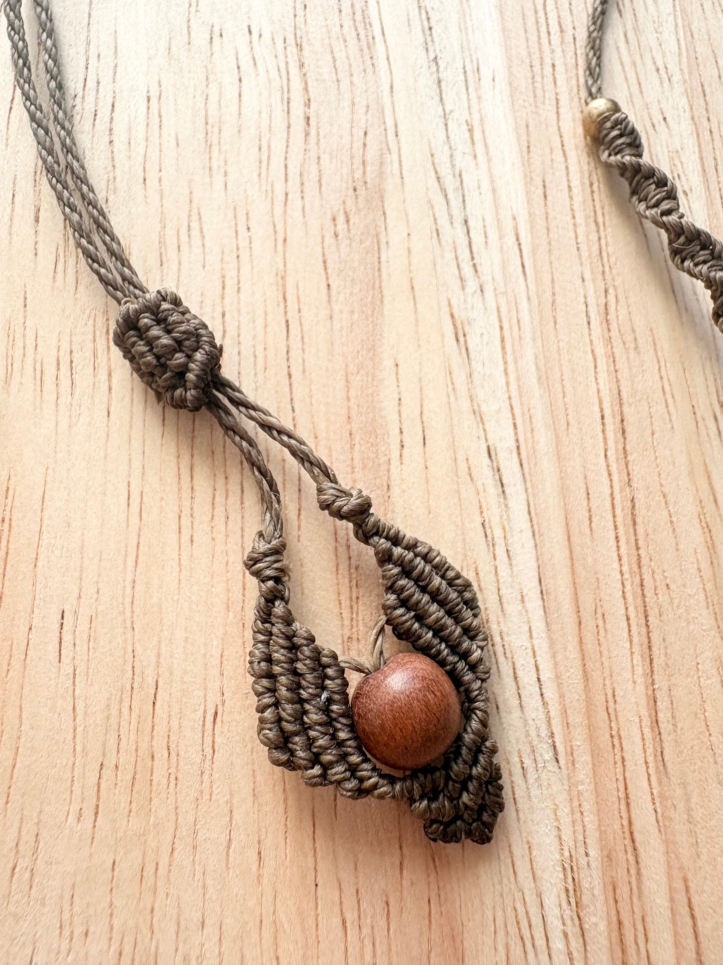 Labradoriet macramé ketting met messing bedel