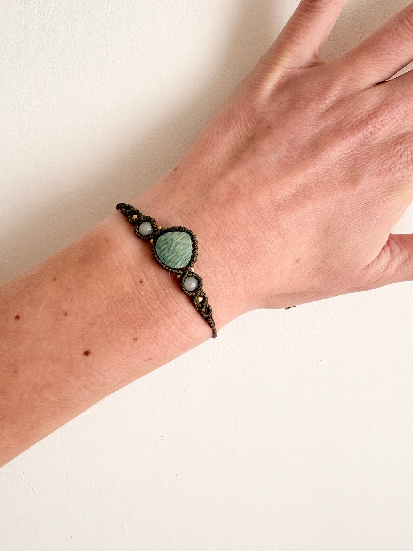 Handgemaakte macramé armband met druppel amazoniet edelsteen