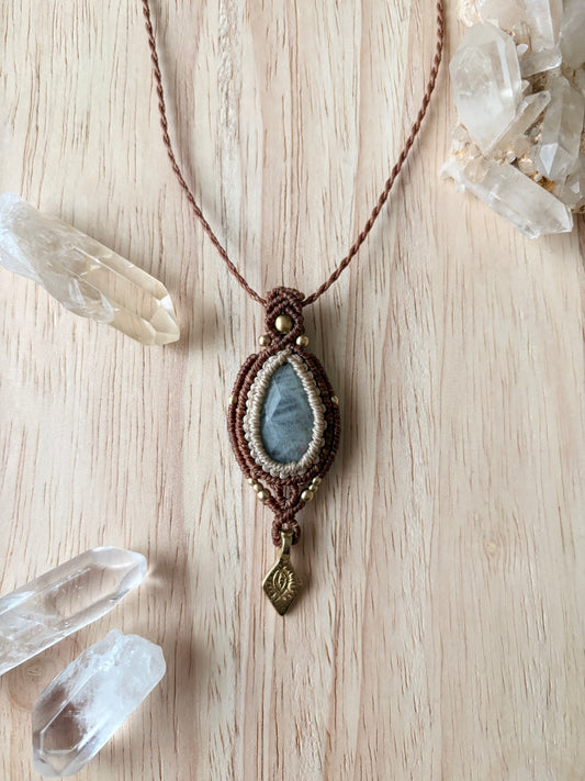 Macramé ketting met grijs/blauwe Labradoriet en messing bedel