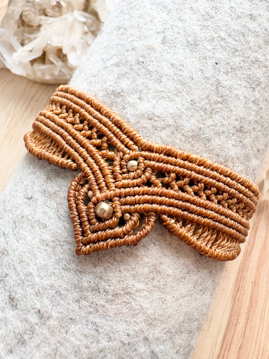 Handgemaakte macramé armband oranje/bruin met messing kralen