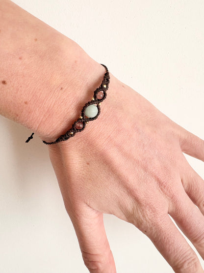 Handgemaakte macramé armband met amazoniet en zonnesteen.