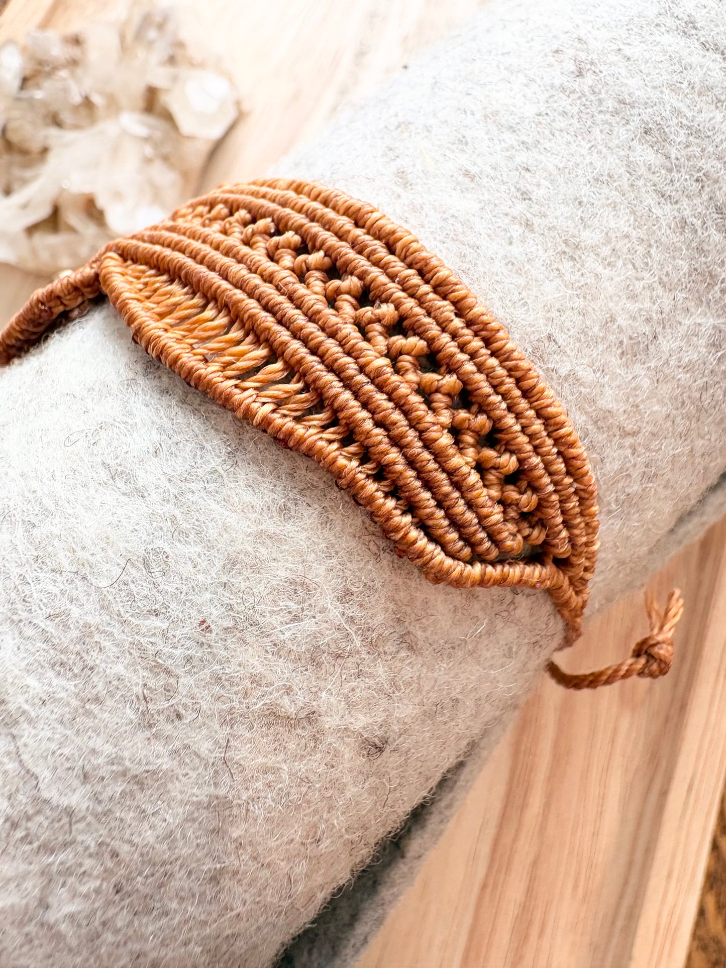 Handgemaakte macramé armband oranje/bruin met messing kralen