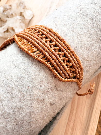 Handgemaakte macramé armband oranje/bruin met messing kralen