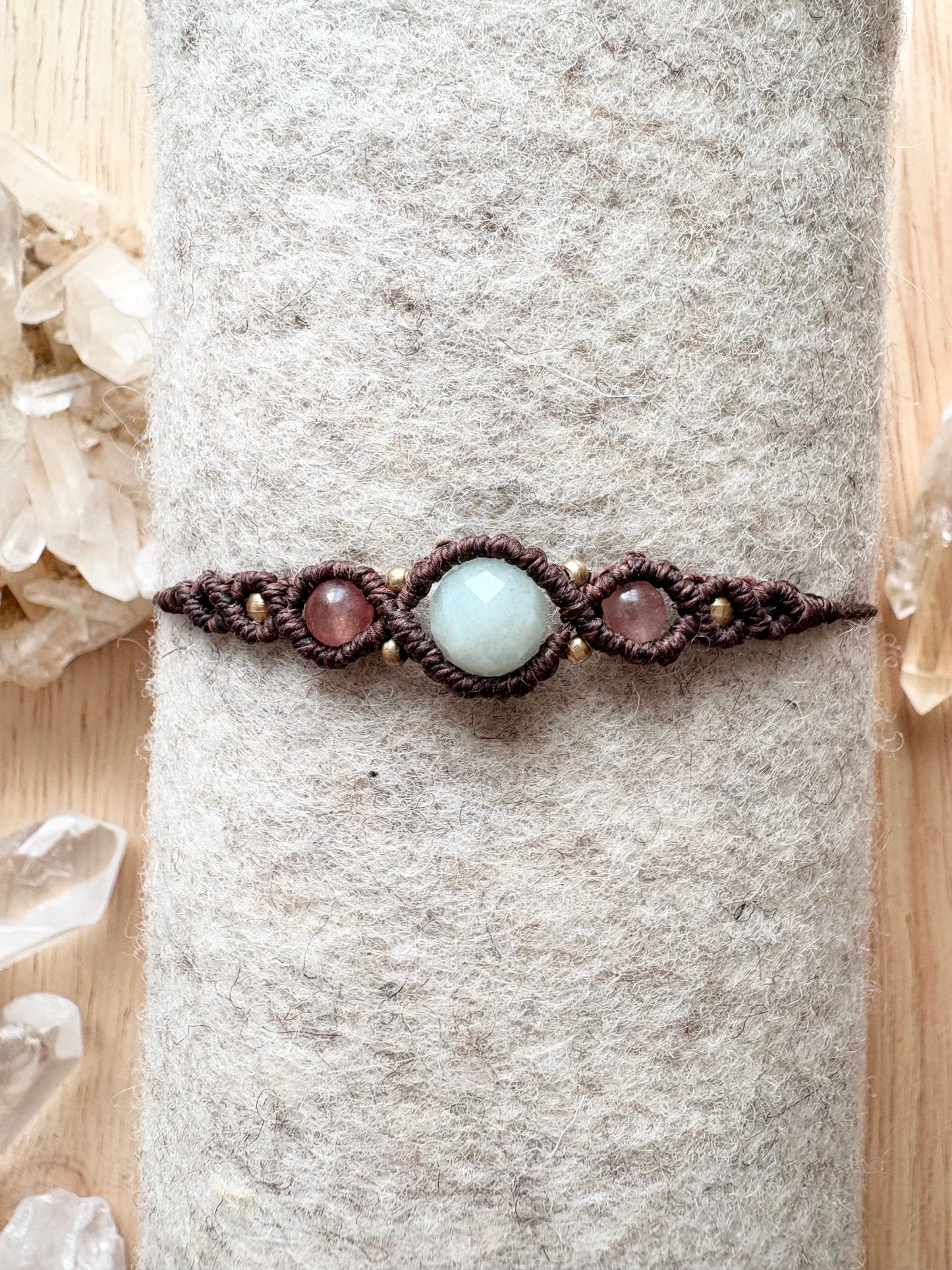 Handgemaakte macramé armband met amazoniet en zonnesteen.