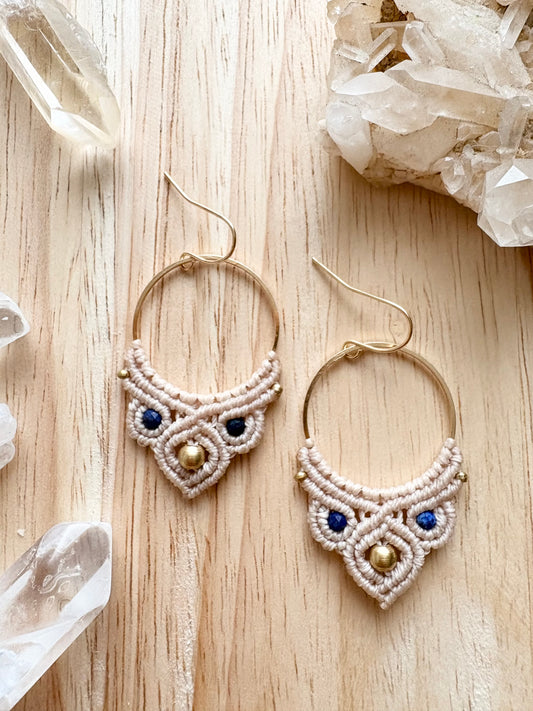 Blue horizon - Handgemaakte macramé oorbellen - lapis lazuli
