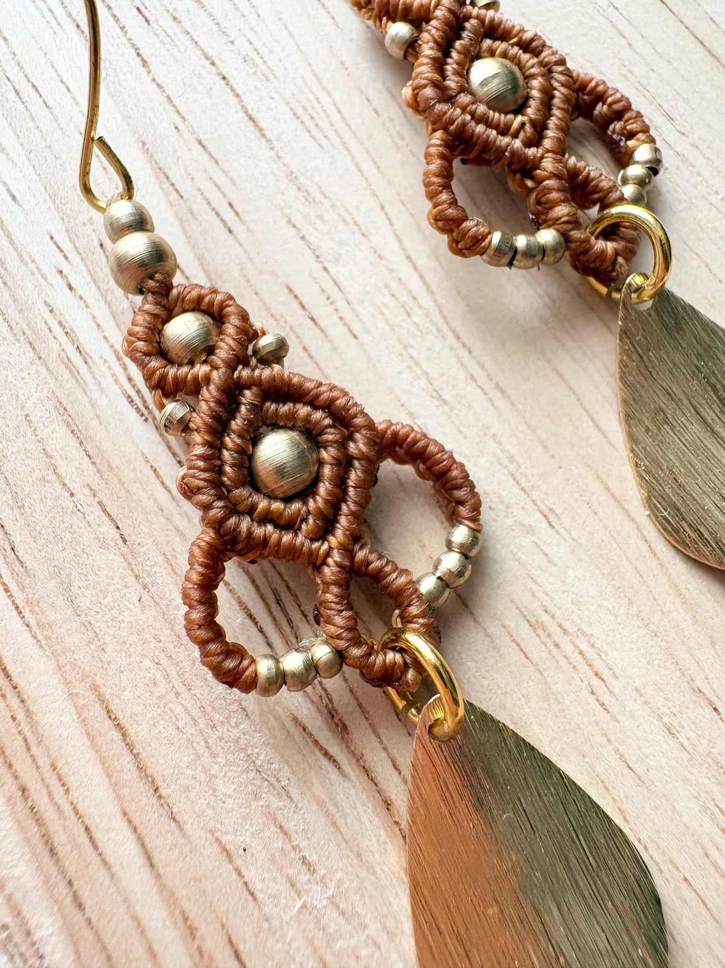 Desert drop - Handgemaakte macramé oorbellen - messing kralen