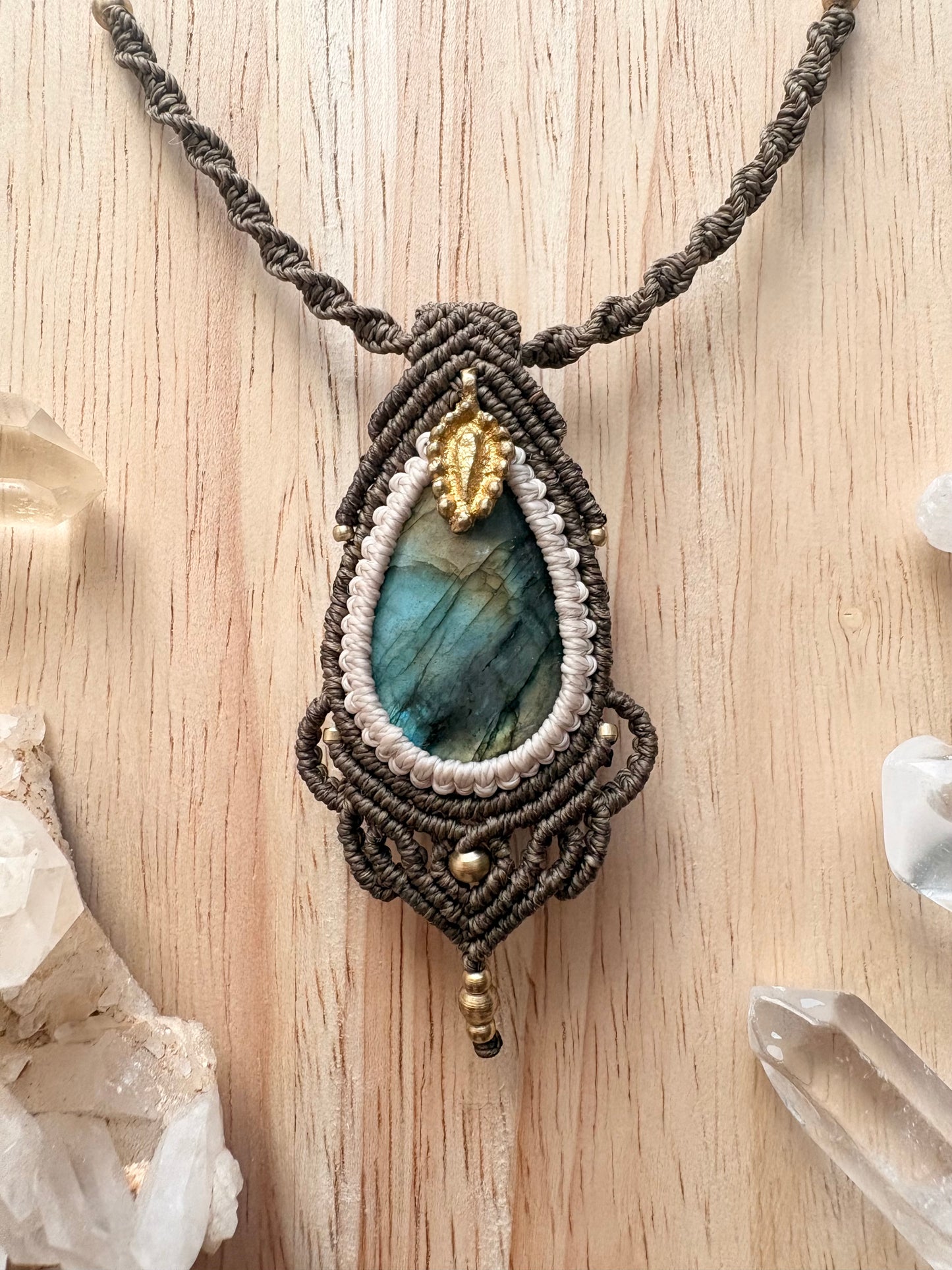 Labradoriet macramé ketting met messing bedel