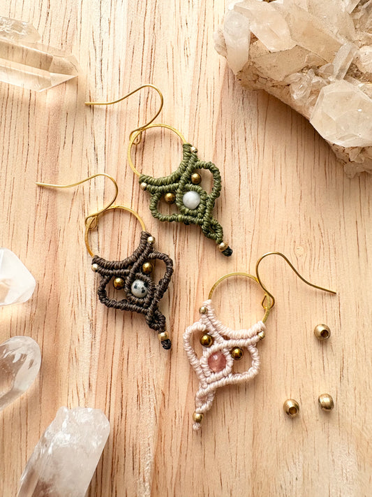 Handgemaakte macramé oorbellen diverse varianten met edelstenen