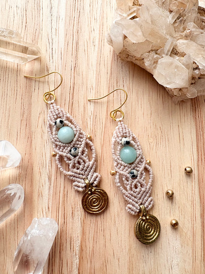 Sacred spiral - Macramé oorbellen met amazoniet en dalmatiër jaspis edelstenen - messing bedel