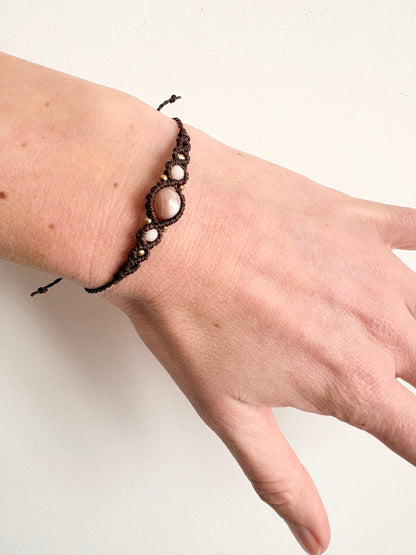 Handgemaakte macramé armband met zonnesteen