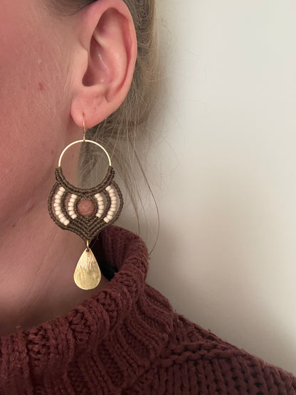Grounded radiance - handgemaakte macramé oorbellen met zonnesteen en miyuki kralen
