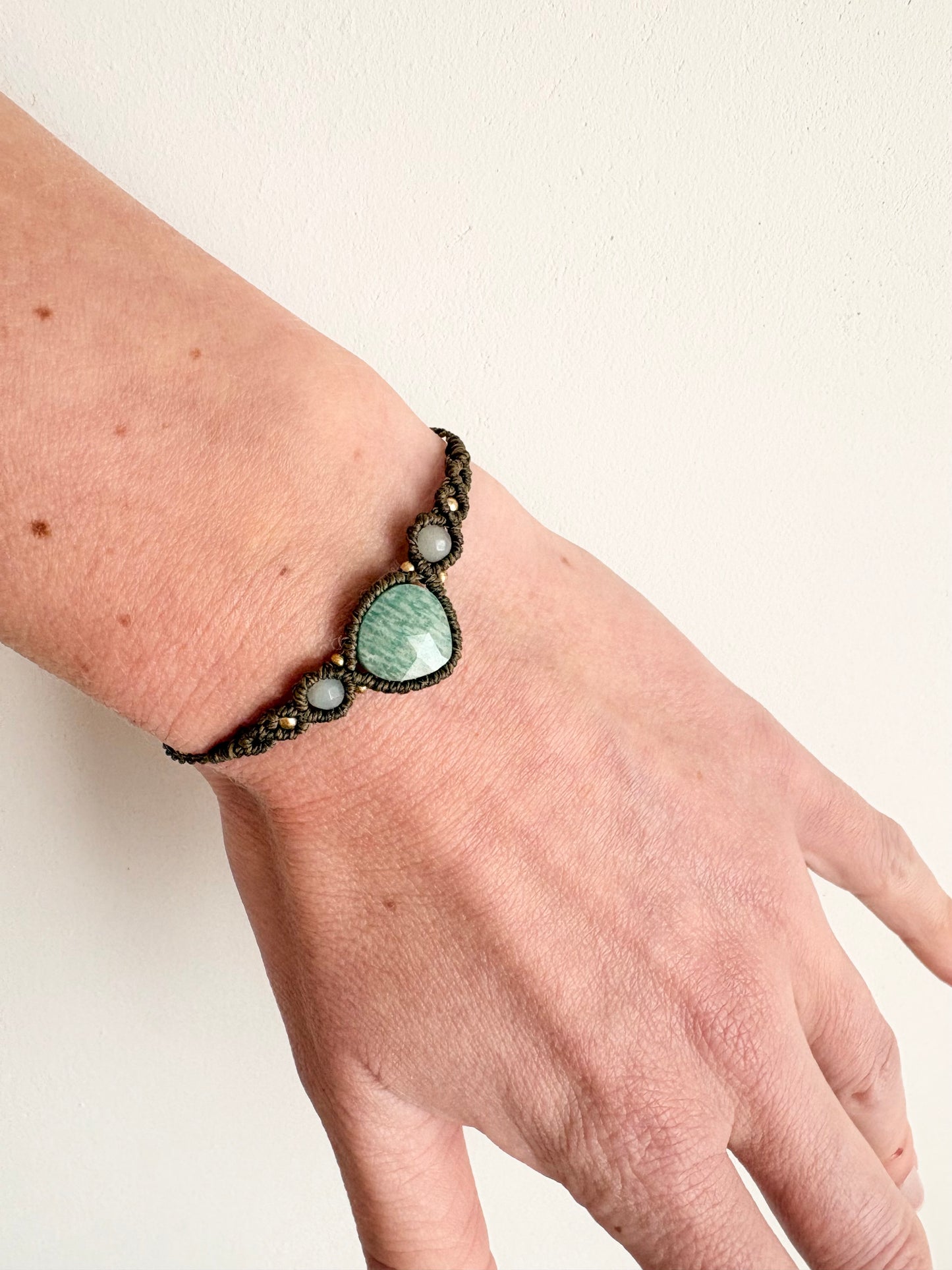 Handgemaakte macramé armband met druppel amazoniet edelsteen