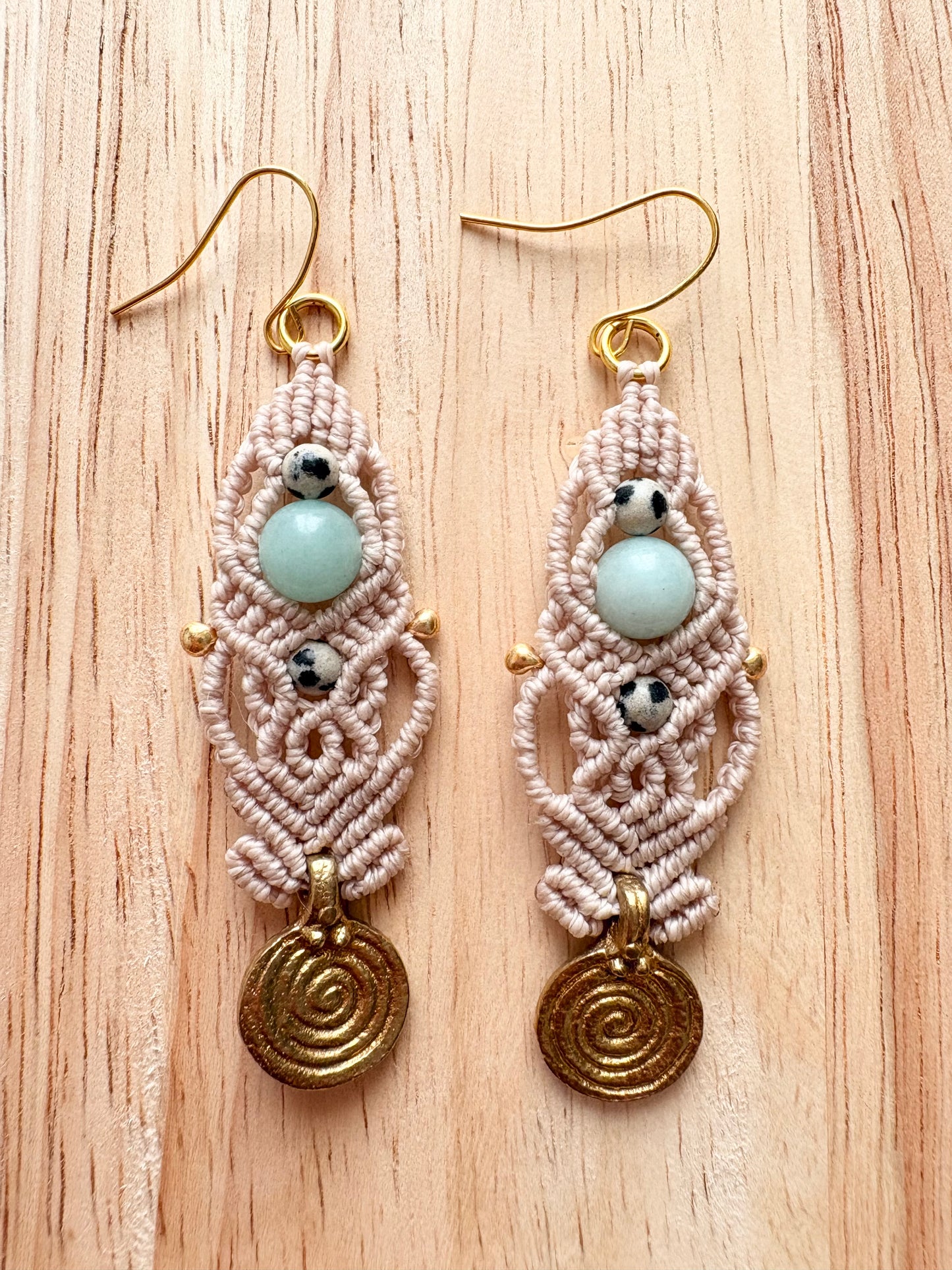 Sacred spiral - Macramé oorbellen met amazoniet en dalmatiër jaspis edelstenen - messing bedel