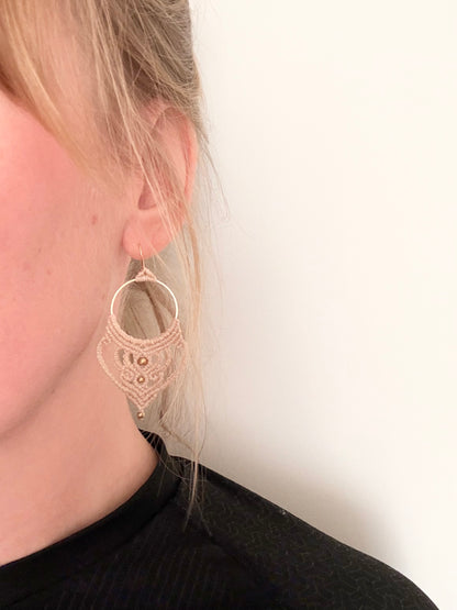 Sacred ivory - Handgemaakte macramé oorbellen - licht beige met messing kralen