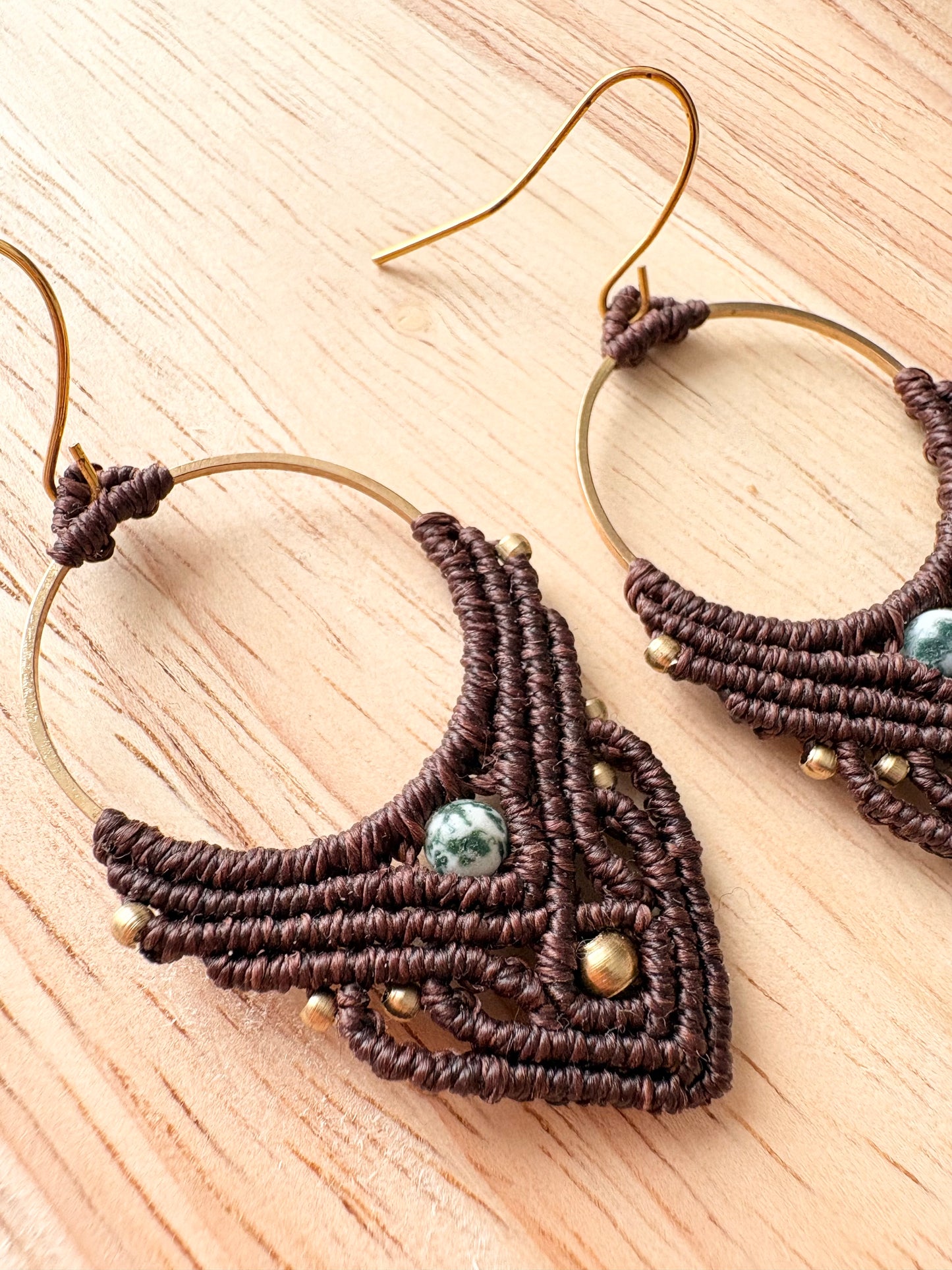 Deeply rooted - handgemaakte macramé oorbellen met boomagaat edelsteen en messing kralen