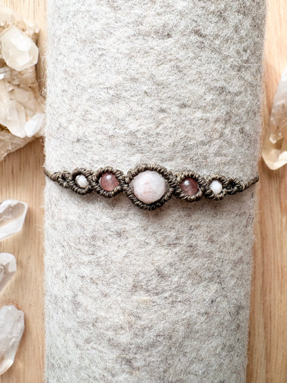 Handgemaakte macramé armband met amazoniet en zonnesteen.