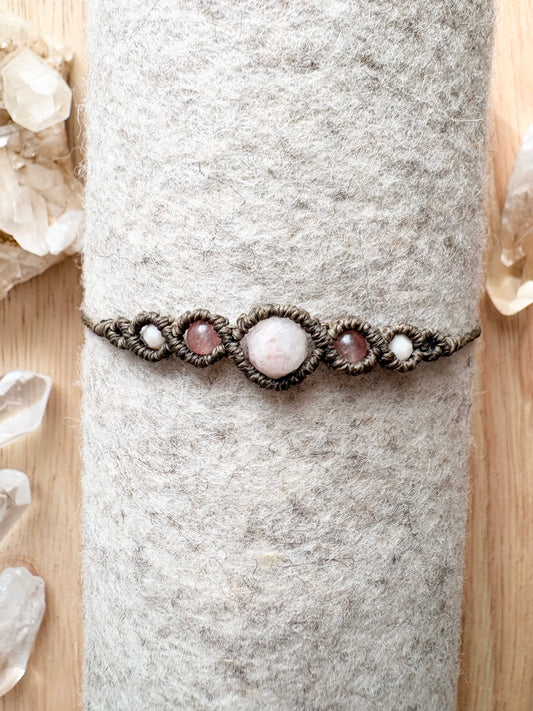 Handgemaakte macramé armband met amazoniet en zonnesteen.