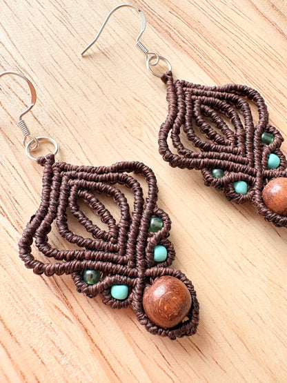 Rooted essence - handgemaakte macramé oorbellen met houten kraal en zilverenoorhaakje