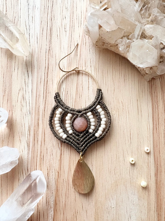 Grounded radiance - handgemaakte macramé oorbellen met zonnesteen en miyuki kralen