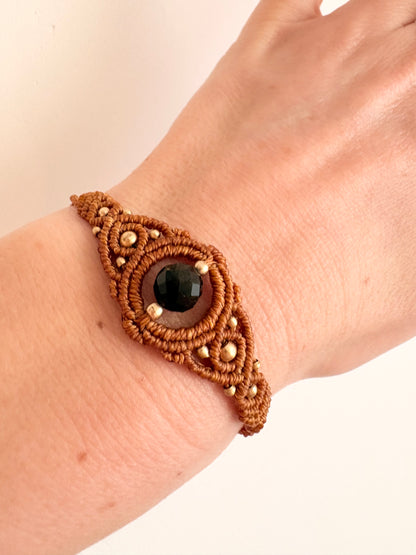 Handgemaakte macramé armband met gouden onyx