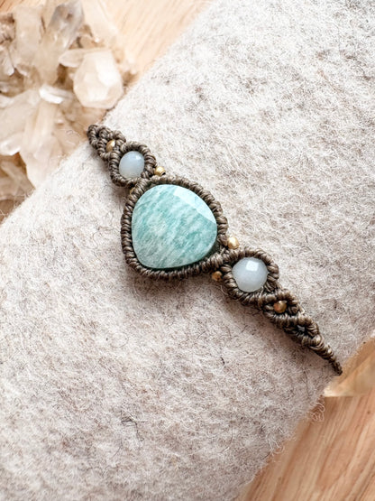 Handgemaakte macramé armband met druppel amazoniet edelsteen