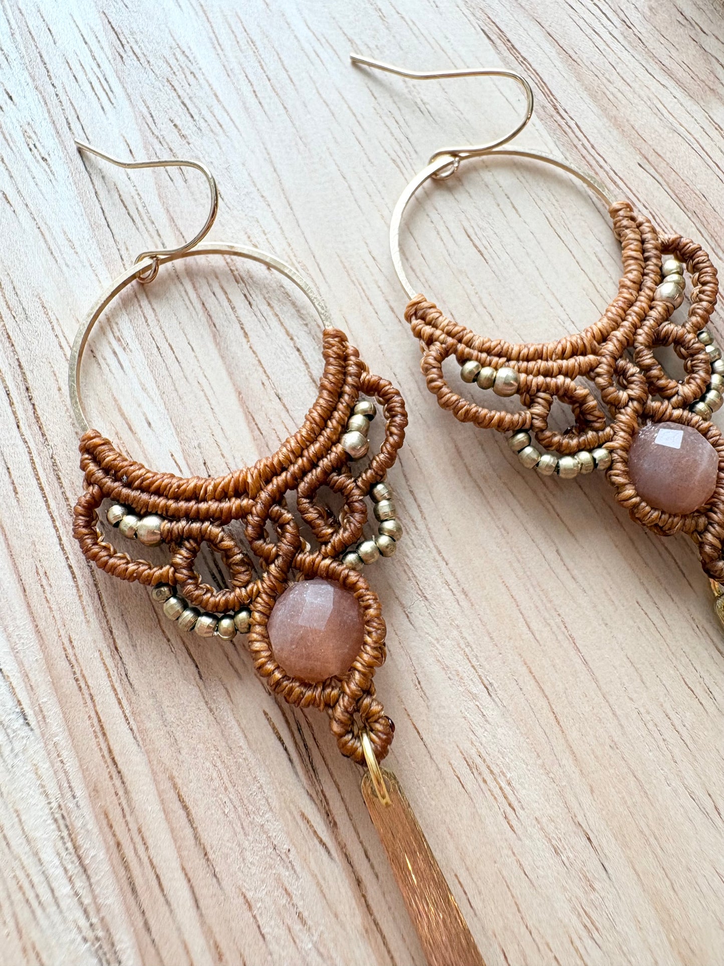 Earth Priestess – Macramé Oorbellen met Zonnesteen