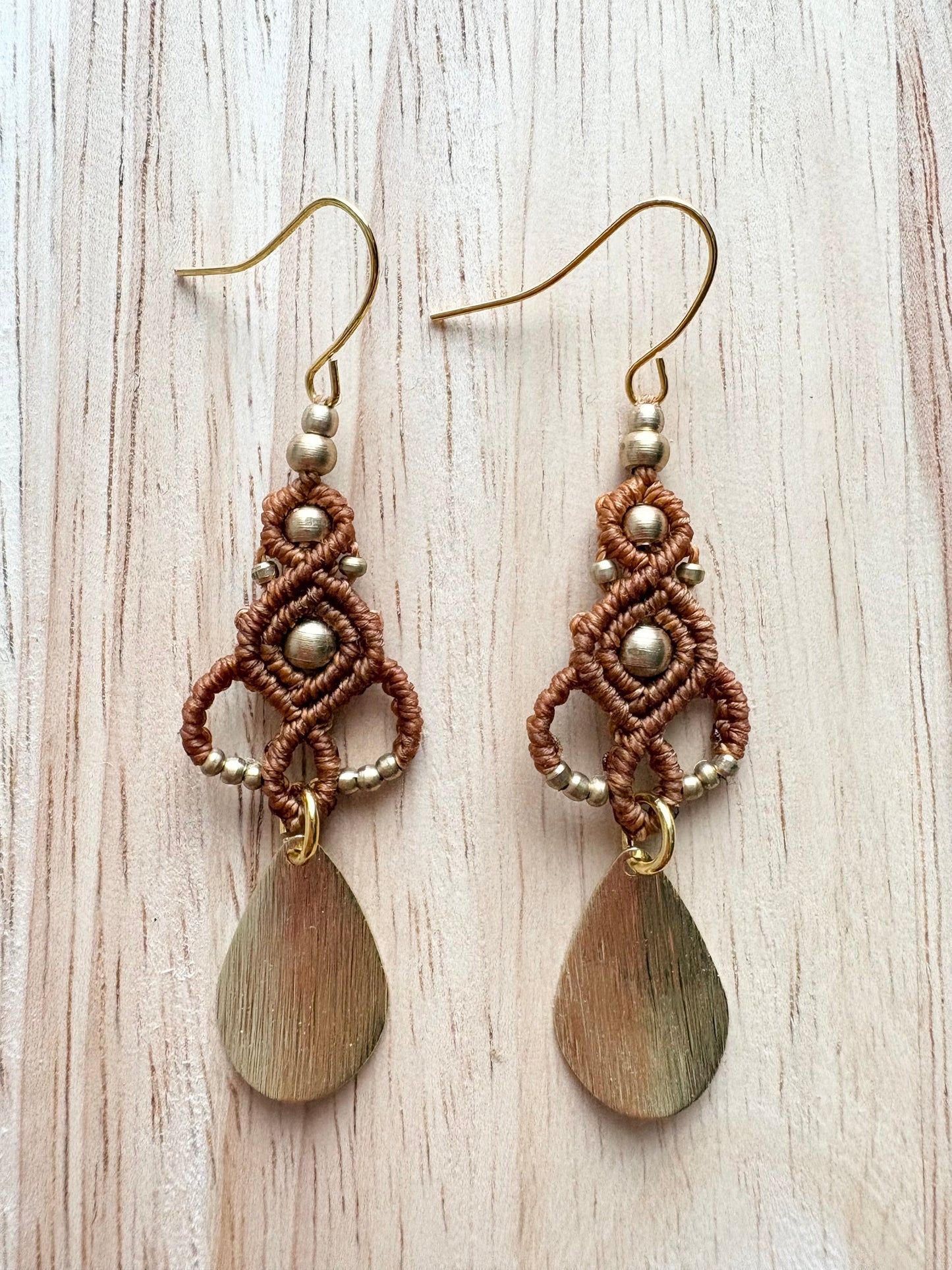 Desert drop - Handgemaakte macramé oorbellen - messing kralen