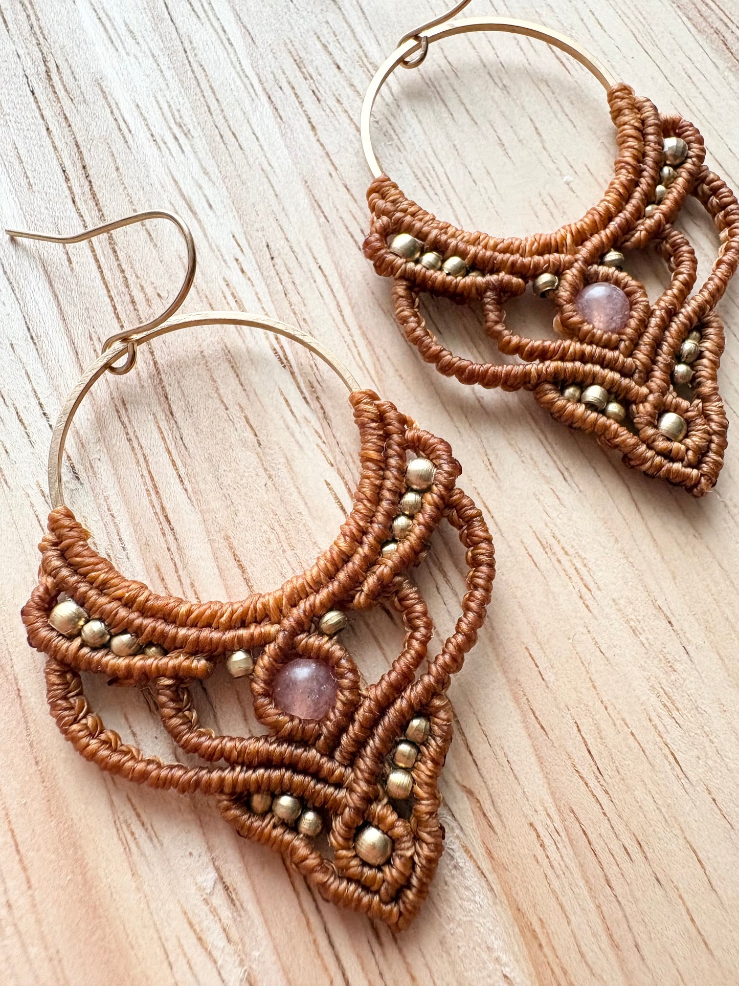 Sunfire - Handgemaakte macramé oorbellen - zonnesteen