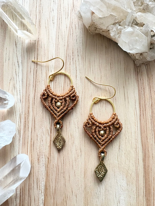 Earth - Handgemaakte macramé oorbellen - messing kralen