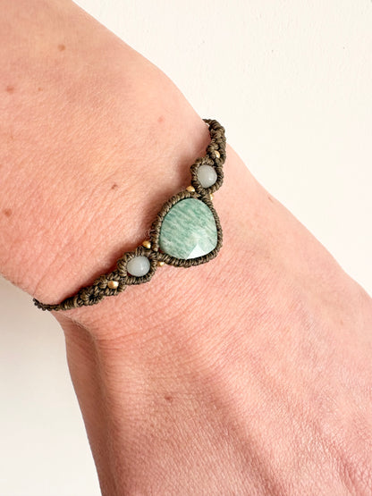 Handgemaakte macramé armband met druppel amazoniet edelsteen