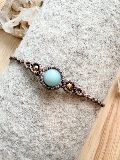 Handgemaakte macramé armband met amazoniet