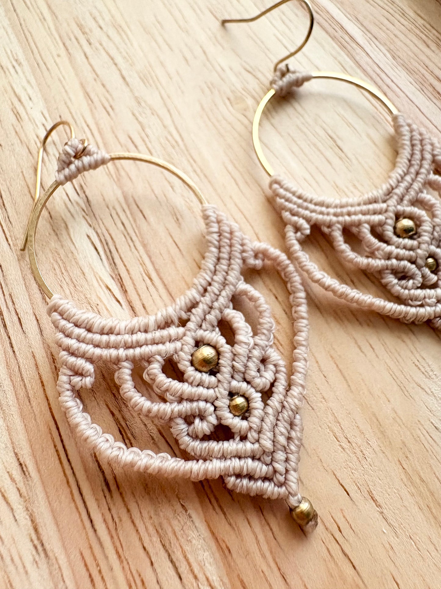 Sacred ivory - Handgemaakte macramé oorbellen - licht beige met messing kralen