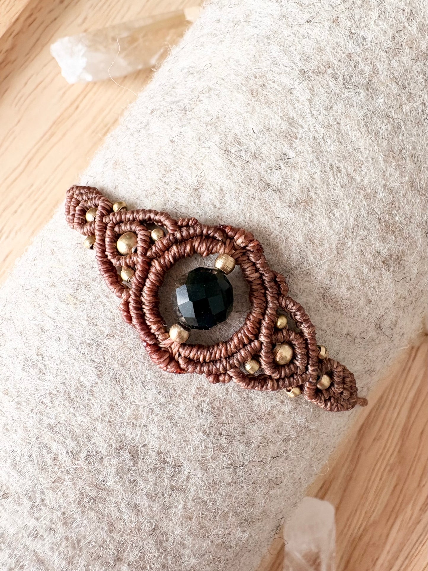 Handgemaakte macramé armband met gouden obsidiaan - bruin